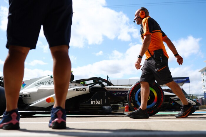 Russell ütközött, csapattársa vitte a brit F1-időmérőt 7