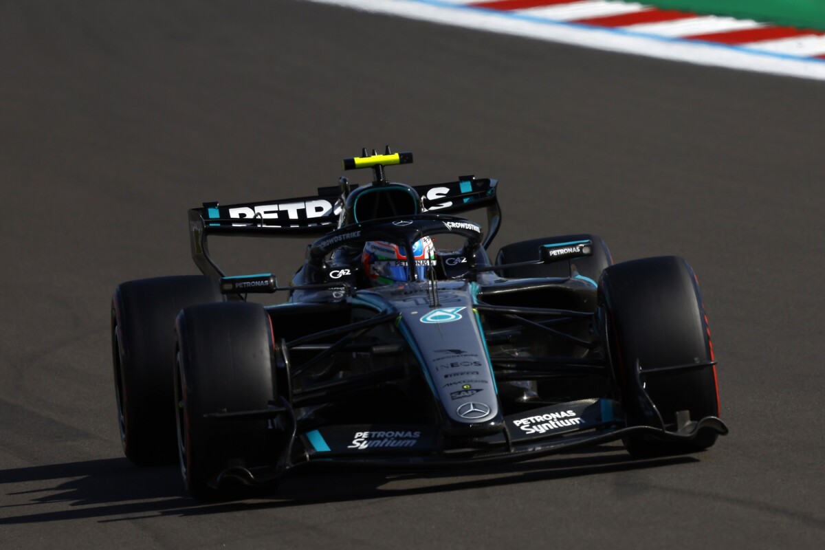 Russell ütközött, csapattársa vitte a brit F1-időmérőt