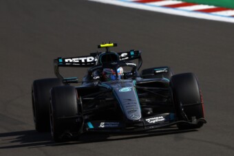 Russell ütközött, csapattársa vitte a brit F1-időmérőt