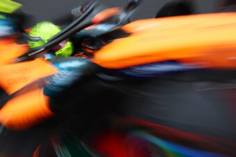 Kiborult az F1-bajnok, mert lesifotósok üldözik