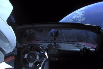 Jó eséllyel a Földbe csapódik az űrbe lőtt Tesla