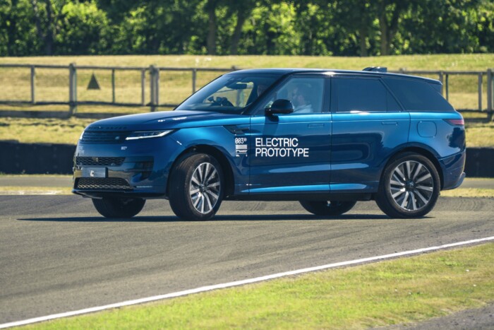 Még az első sem kapható, de már a második villanyautóján dolgozik a Range Rover 8 Még az első sem kapható, de már a második villanyautóján dolgozik a Range Rover 8