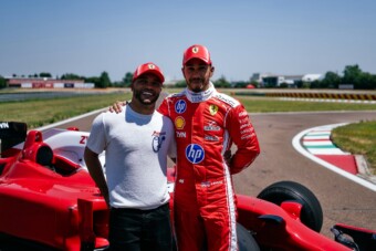 Elképesztő ajándékot adott Lewis Hamilton