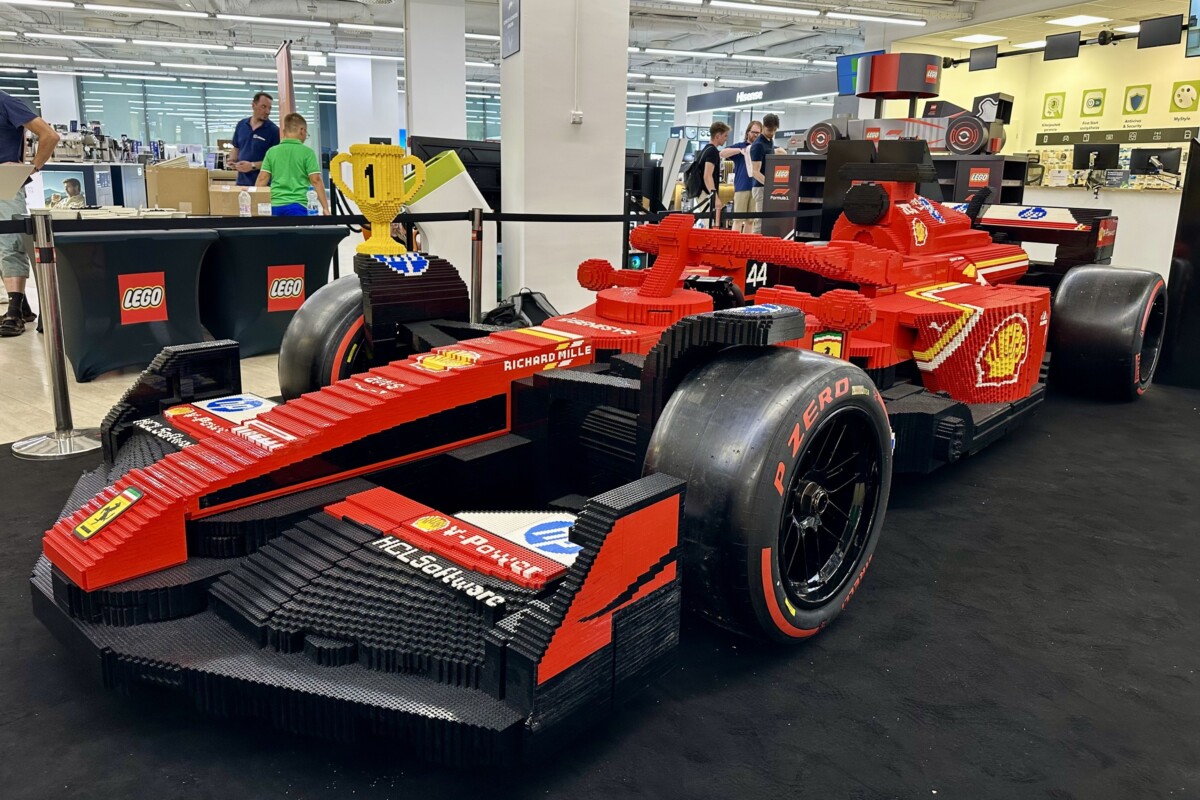 Megérkezett az idei első F1-autó Budapestre