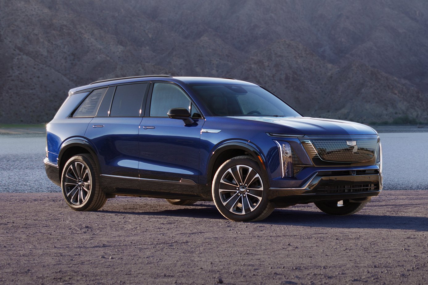 The 2026 VISTIQ side profile in Opulent Blue | Vezess