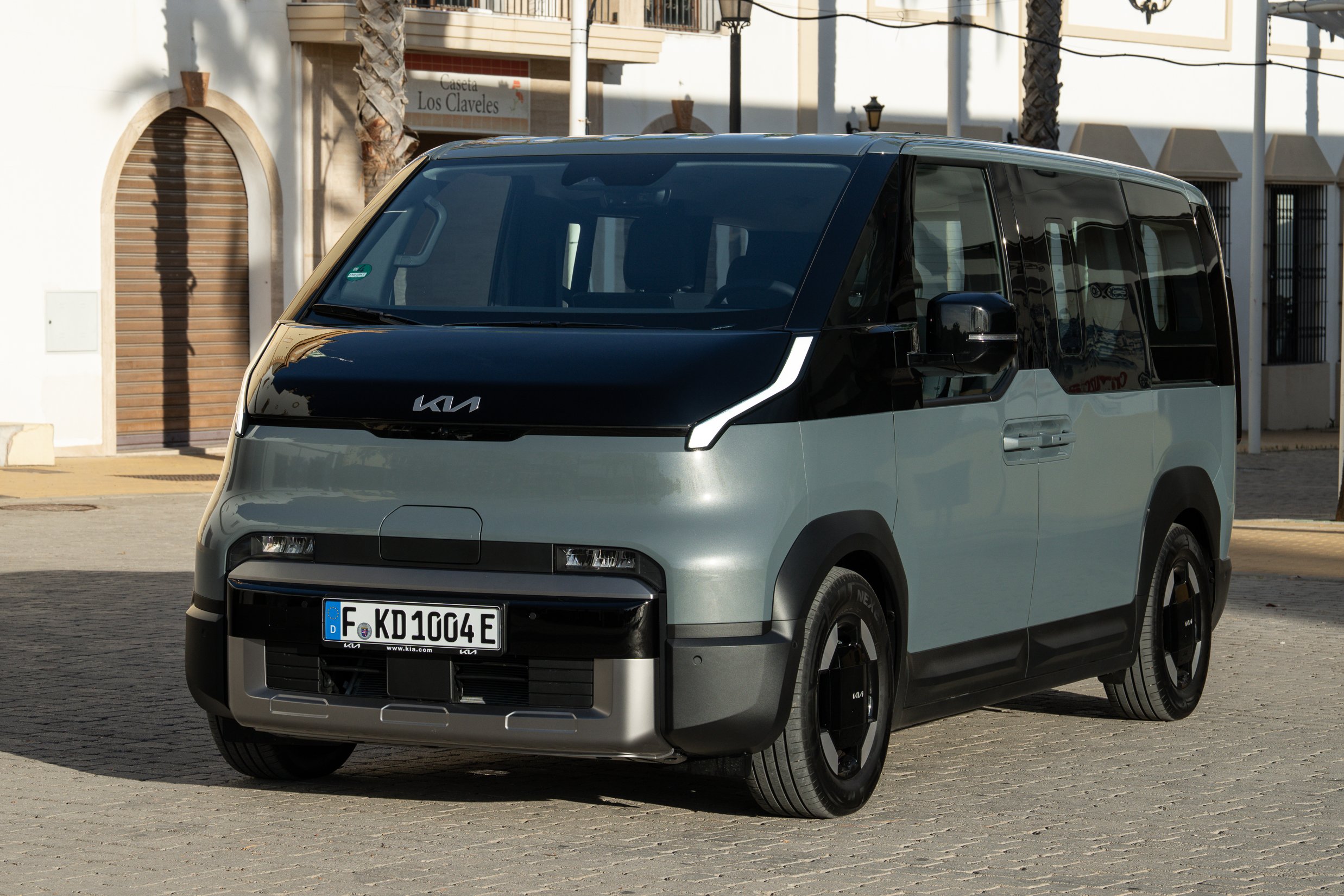 kia-pv5-passenger-lake-house-grey-static-print-3600x2400-003 | Vezess