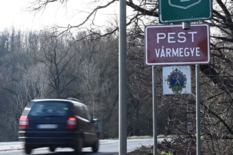Hivatalos: KRESZ-táblák százait változtatja meg a kormány