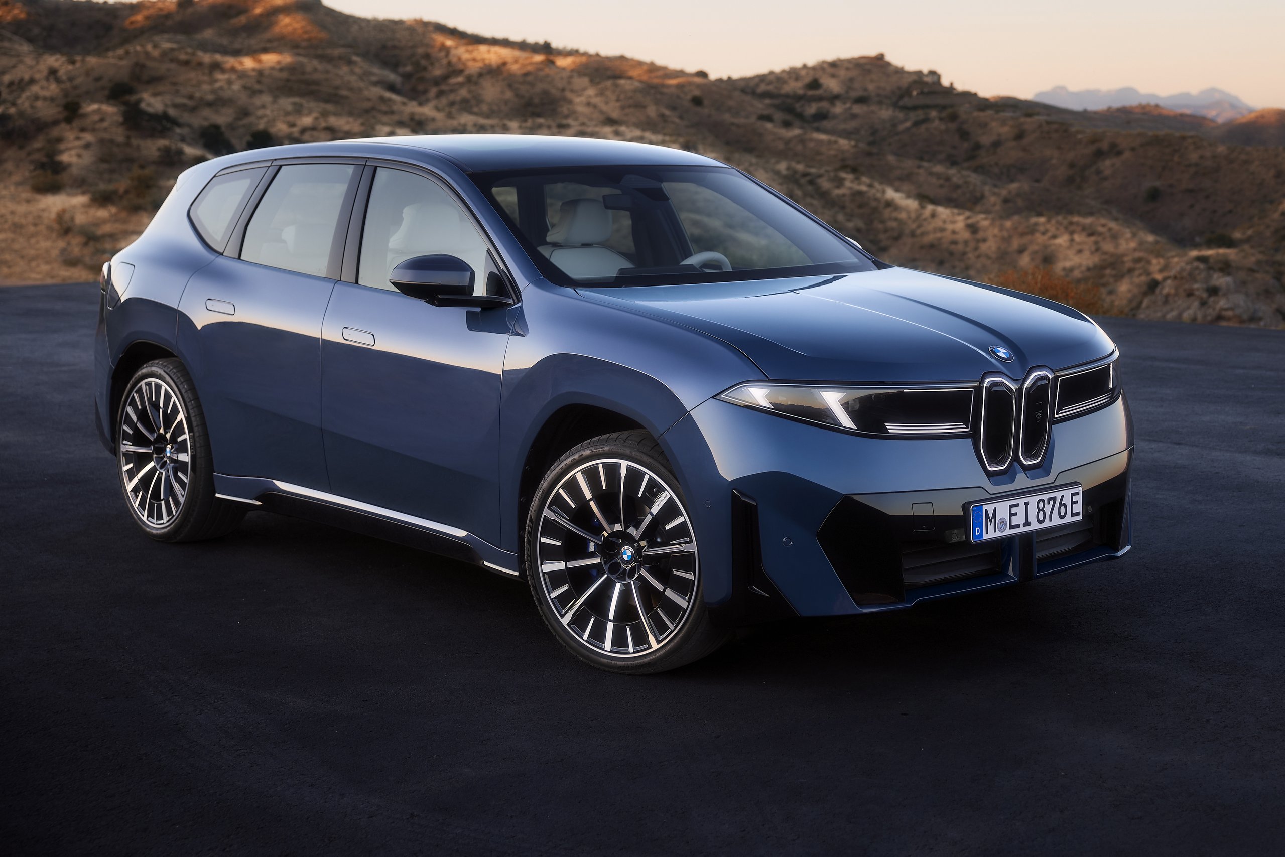 p90615621_highres_the-new-bmw-ix3-50-x | Vezess