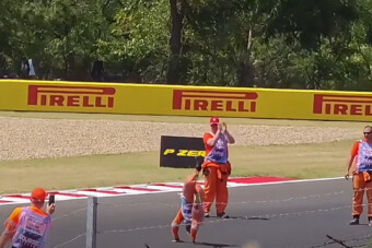 Videóra vették, ahogy a Hungaroring aszfaltcsíkján táncol egy sportbíró