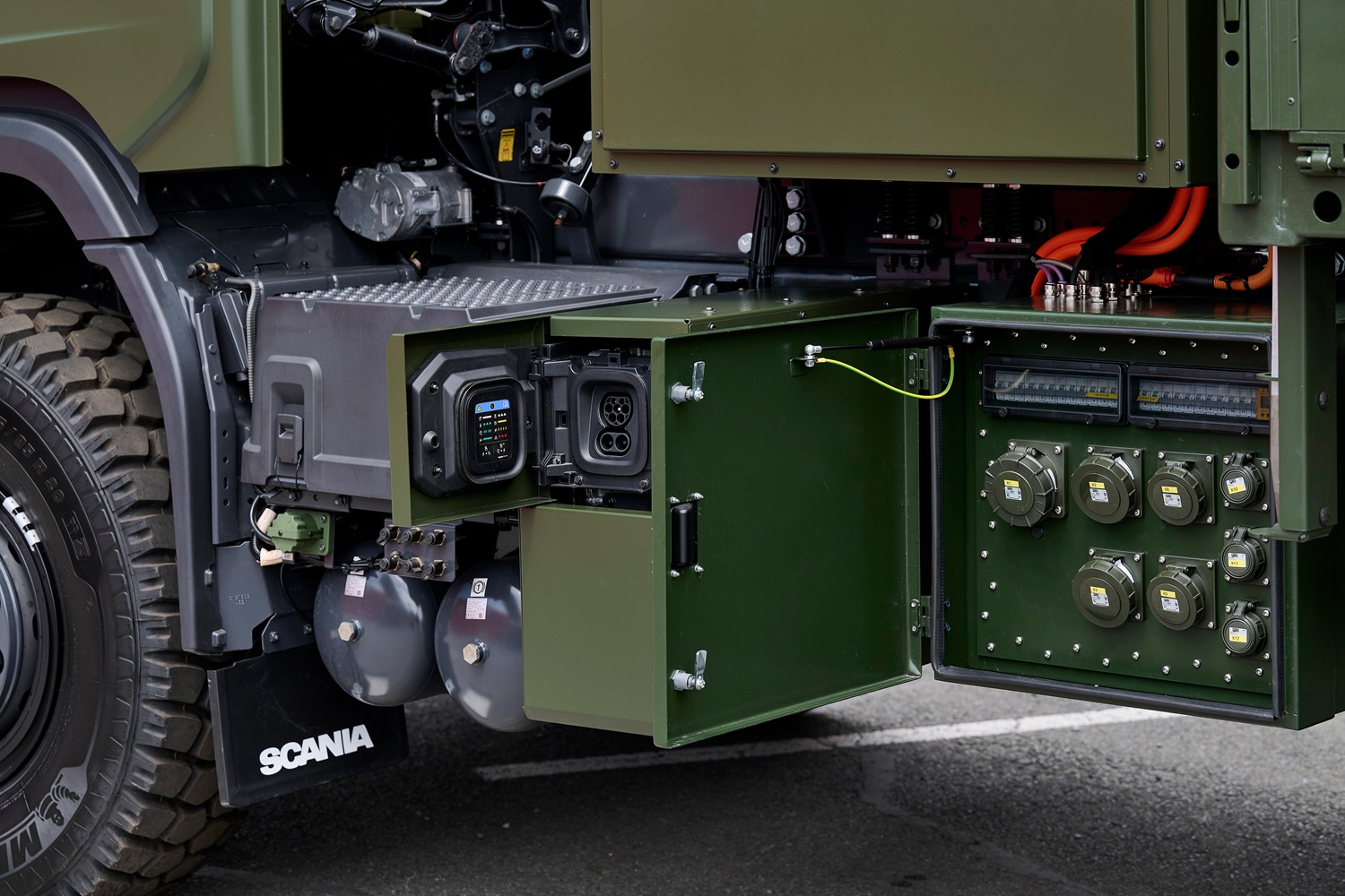 scania-hybrid-truck-fmv-charging-port-battery-system-full-size | Vezess