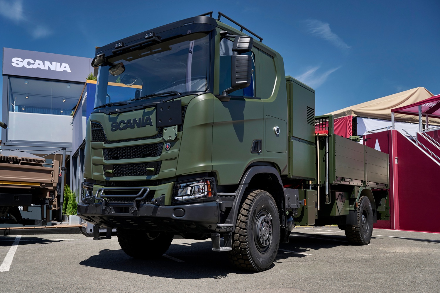 scania-hybrid-truck-fmv-defence-eurosatory-2026-front-view | Vezess