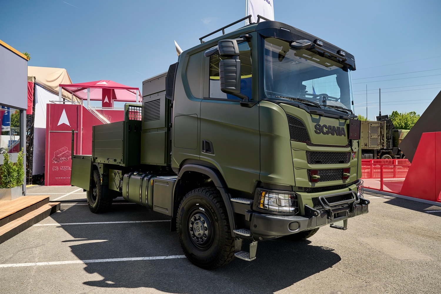 scania-hybrid-truck-fmv-defence-three-quarter-view | Vezess