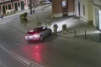 Így tarolta le a város virágait a fakezű esztergomi sofőr
