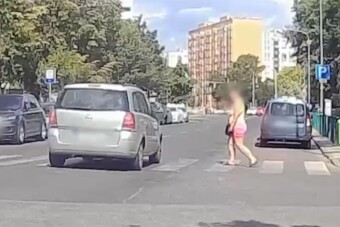 Videón, ahogy a lesben álló rendőrök szórják a bírságokat Budapesten