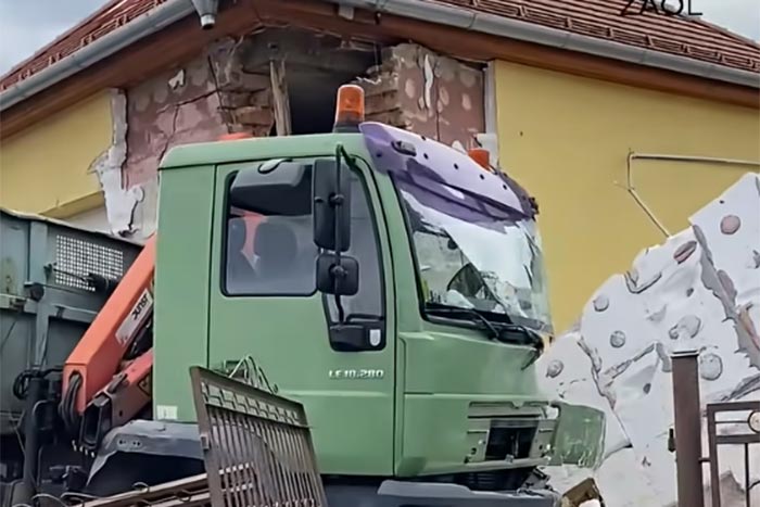Videón a brutális zalaegerszegi baleset, a teherautó egy ház falát is letarolta
