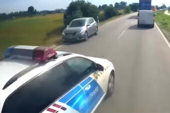 Ezt nagyon benézte a rendőr, videón az életveszélyes előzés az 54-es útról