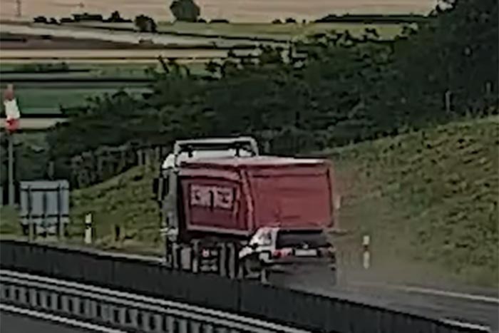 Csak egy böhöm nagy kamion volt előtte az M30-ason, képes volt nekimenni