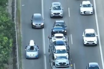 Videón, ahogy a pesti rendőrök drónnal vadásszák le a leállósávhuszárokat