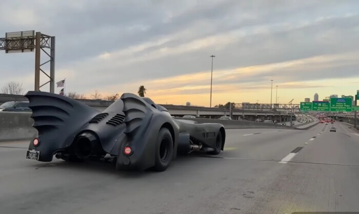 Eszement Batmobil a “melóba járós” autója egy orvosnak 1 Eszement Batmobil a “melóba járós” autója egy orvosnak 1