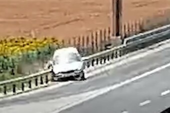 Videón, ahogy a rendőrök orra előtt csattant a korláton egy autós az M30-ason