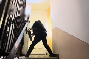Kirabolt egy kanizsai benzinkutat, videón, ahogy a rendőrök kirángatták a lakásajtón
