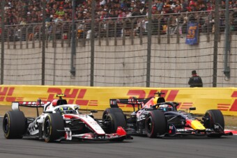 Figyelheti a Red Bull, de a Ferrariba ülne az F1-pilóta