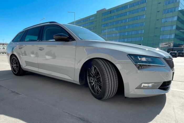 Flottás Skodának tűnik, pedig ez egy Ferrari szintű fenevad 6 Flottás Skodának tűnik, pedig ez egy Ferrari szintű fenevad 6