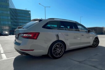 Flottás Skodának tűnik, pedig ez egy Ferrari szintű fenevad
