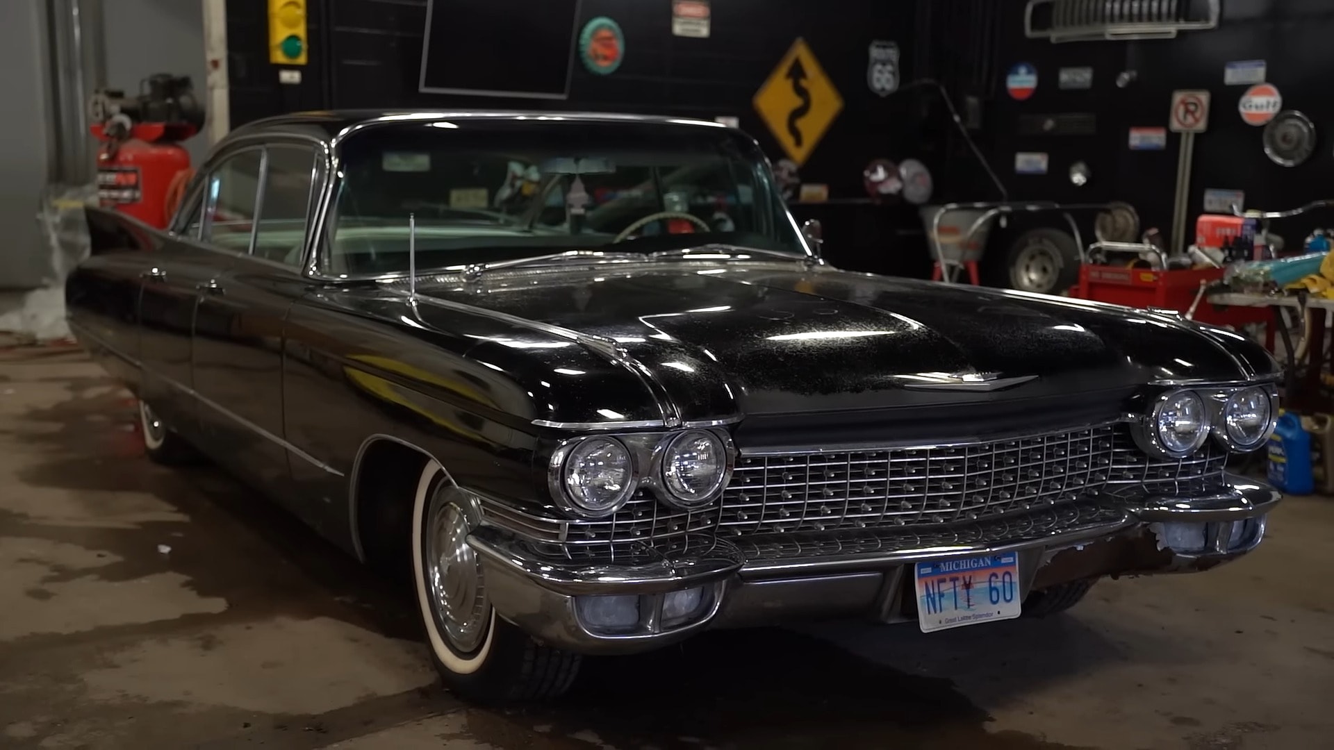 survivor-1960-cadillac-deville-double-retirement-gift-sat-for-over-25-years-finally-gets-a-wash_59 | Vezess