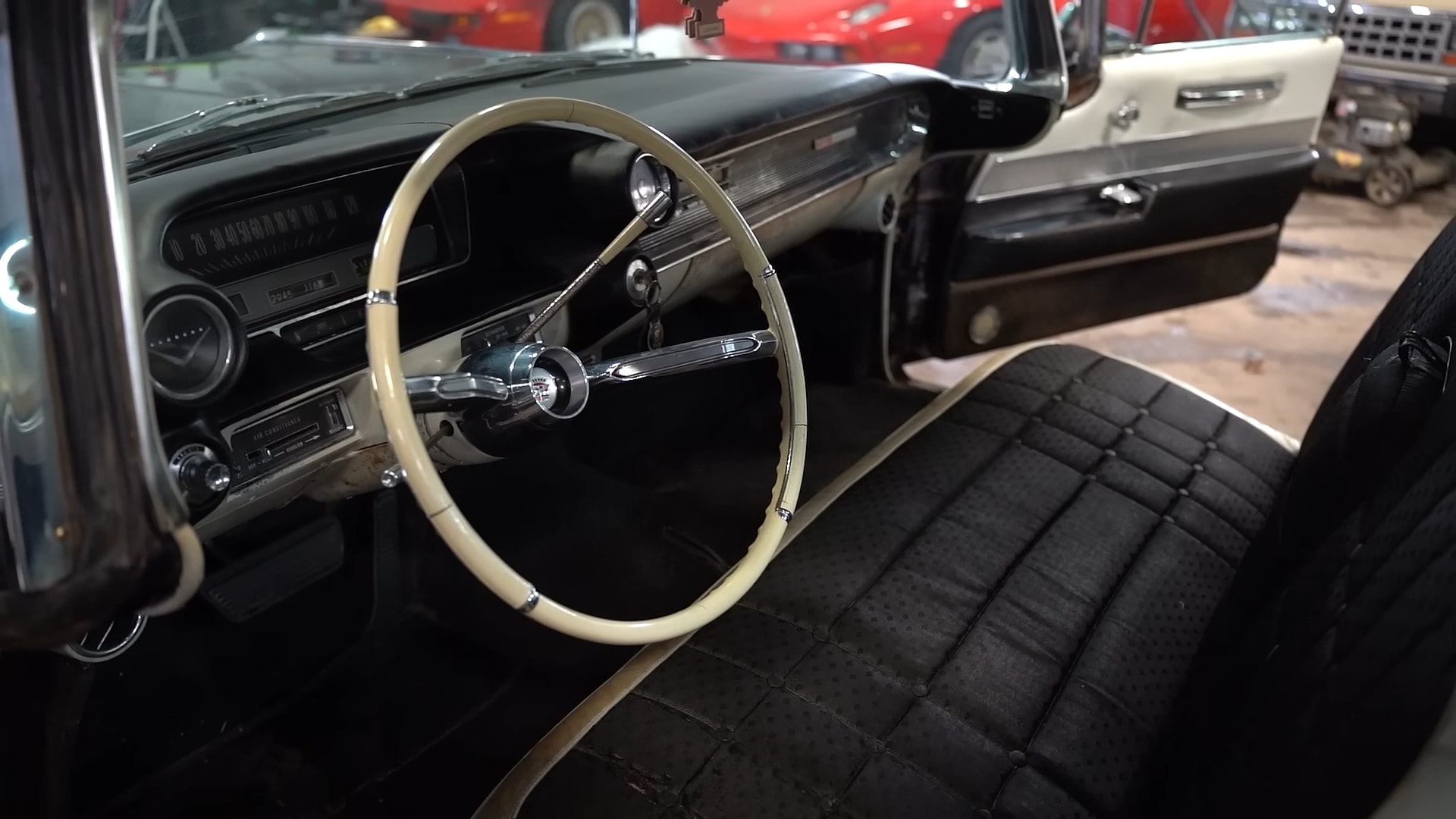 survivor-1960-cadillac-deville-double-retirement-gift-sat-for-over-25-years-finally-gets-a-wash_63 | Vezess