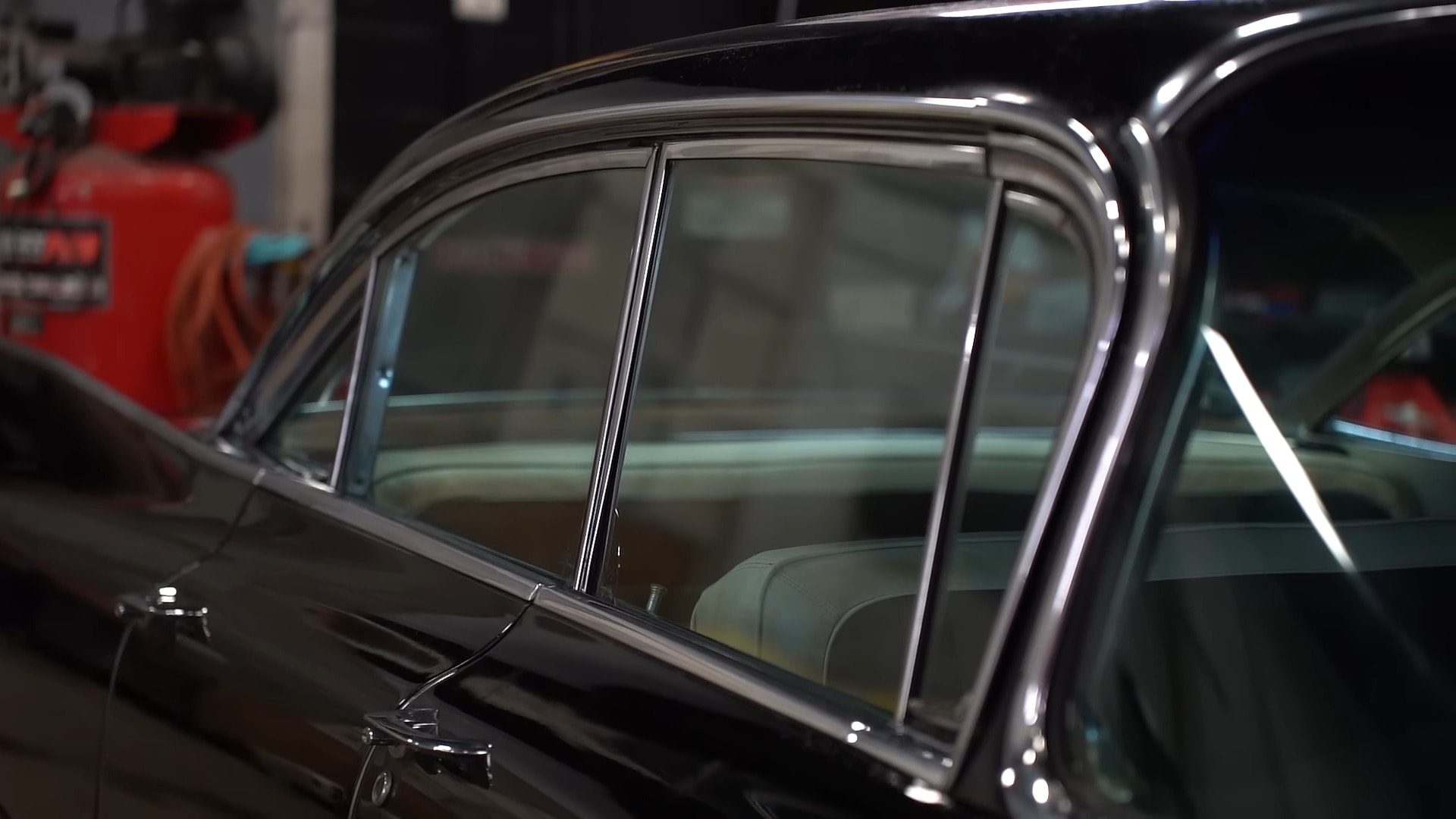 survivor-1960-cadillac-deville-double-retirement-gift-sat-for-over-25-years-finally-gets-a-wash_64 | Vezess
