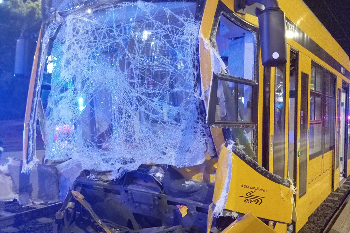 Két villamos ütközött Budapesten: fotókon a baleset