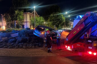 Szökőkútba repült egy autó Kaposváron, fotókon a helyszín
