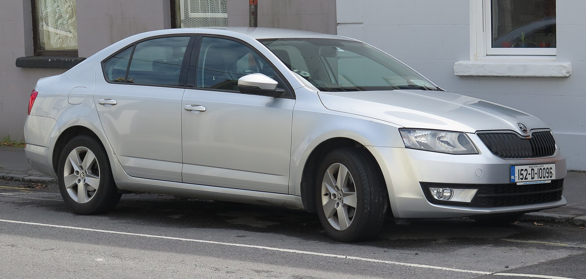 2015_skoda_octavia_in_brilliant_silver_metallic_front_right_06-05-2025 | Vezess