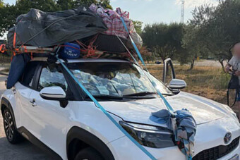 A rendőrök nem díjazták a tetőig felbatyuzott Toyotát