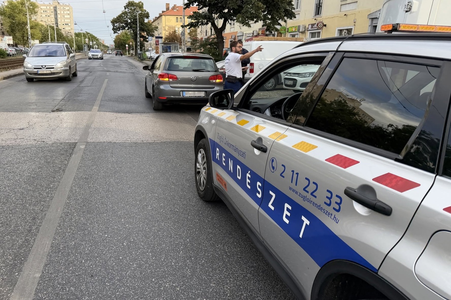 Erre a kézmozdulatra elfogyott a rendészek türelme, már írták is a bírságot