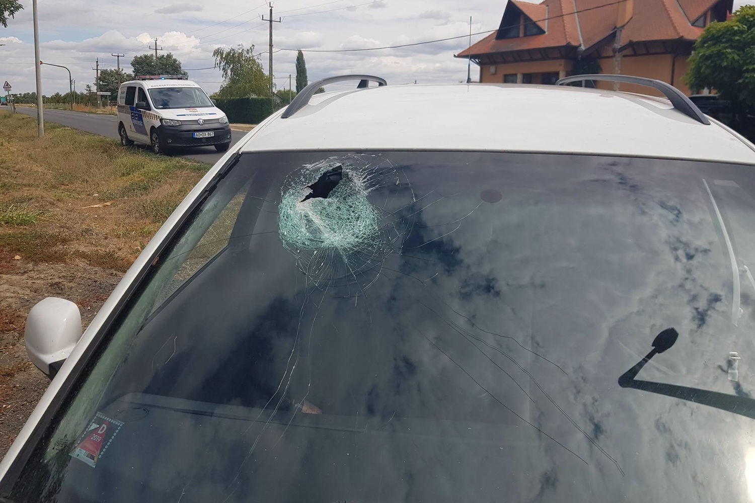 Betört egy szélvédőt egy lehulló alkatrész a 47-es úton