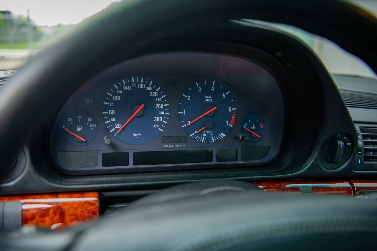 alpina-bmw_b12_6-0_e38-2000-1280-252f02bd1093959db2b40344c233e94b2e | Vezess
