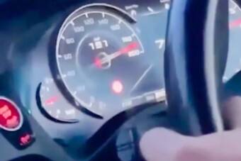Négy év börtönt kapott a visszaeső gyorshajtó, de nem csak a száguldás miatt