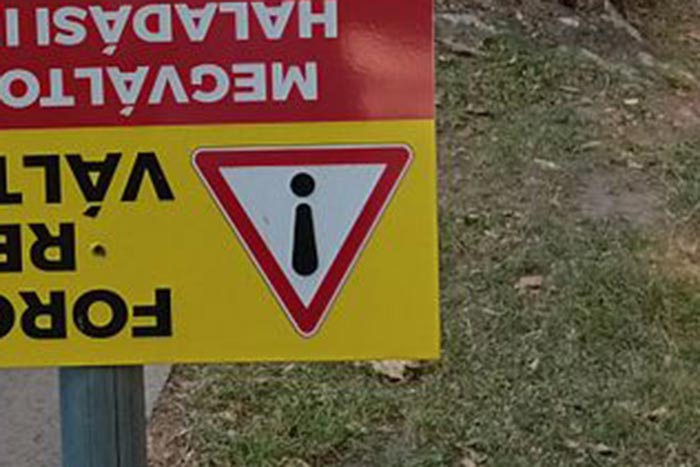 Nézni is fáj, hogyan sikerült felszerelni egy közlekedési táblát Kaposváron
