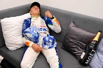 Kínos dolog kerül az F1-es sisakra a hétvégén