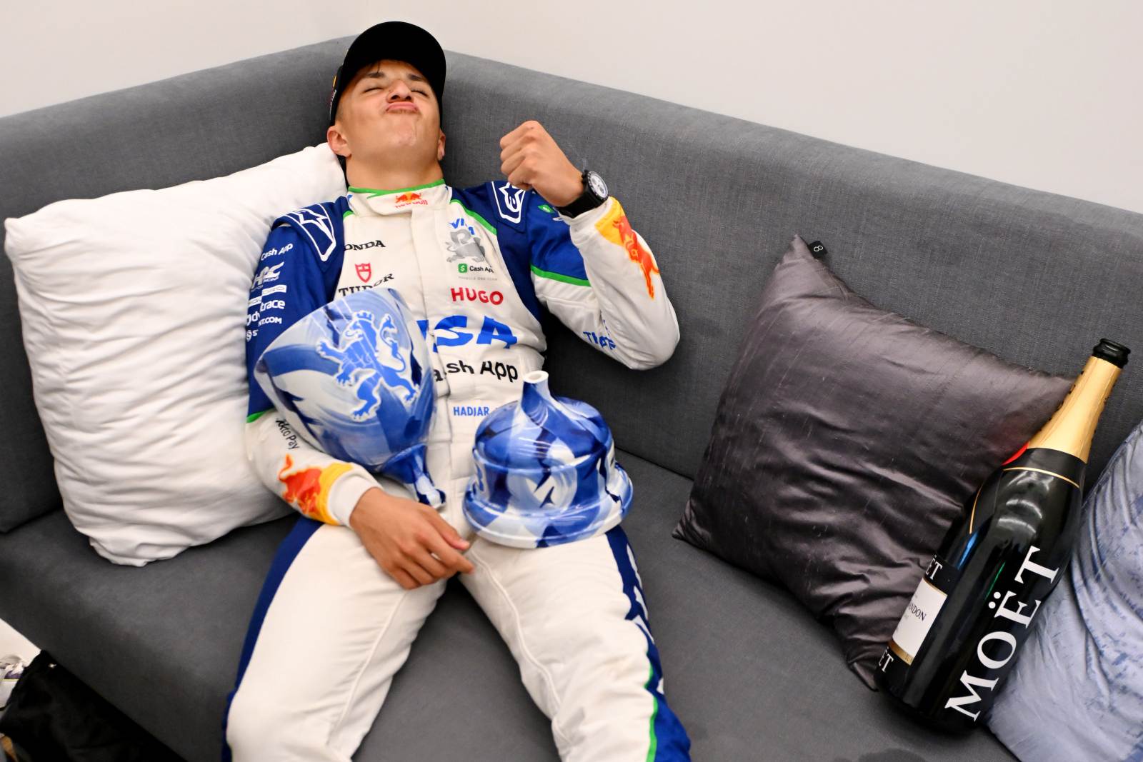 Kínos dolog kerül az F1-es sisakra a hétvégén