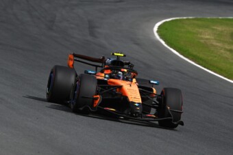 Norrisé a Verstappen-baleset miatt megállított holland futam