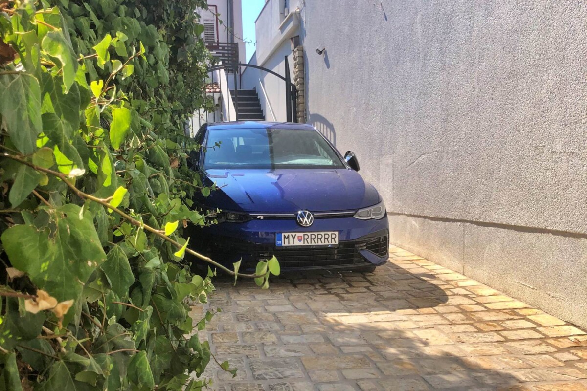 Megtaláltuk a világ legdühösebb rendszámát