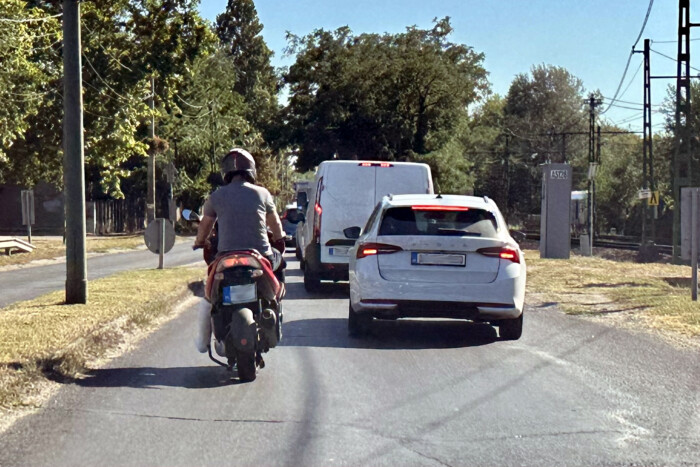 Hős vagy hülye? Gipszelt lábbal motorozott Dunaharasztiban 1 Hős vagy hülye? Gipszelt lábbal motorozott Dunaharasztiban 1