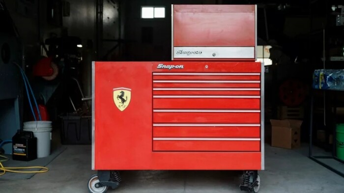 Egymillió forintot is megérhet ez az öreg szerszámoskocsi – egy Ferrari miatt 1 Egymillió forintot is megérhet ez az öreg szerszámoskocsi – egy Ferrari miatt 1