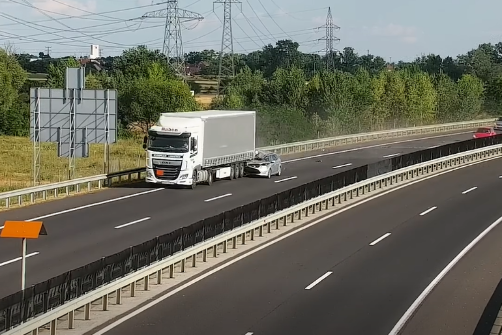 Lassítás nélkül rongyolt a kamionba az M30-ason – videó