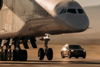 Felszállás közben hajtott a világ legnagyobb repülőgépe alá egy Porsche