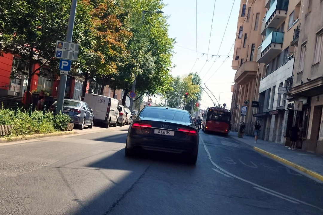 Nagyon fura rendszámot láttak Budapesten