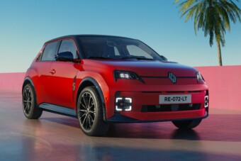 Szegényebb lett egy gombbal a Renault retró kisautója